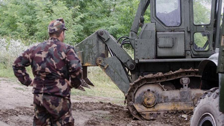 Binh sĩ địa phương thuộc đơn vị kỹ thuật quân đội Hungary xây dựng phần đầu tiên của hàng rào trên biên giới Hungary-Serbia.
